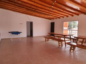 een grote kamer met tafels en een tafeltennistafel bij Complejo familia Yedynak in San Rafael