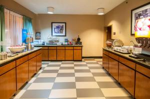 cocina grande con suelo a cuadros en Hampton Inn Lafayette Louisiana, en Scott