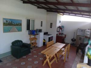salon z drewnianym stołem i kuchnią w obiekcie Lo de Reyes Monterrico y Sipacate w mieście Las Quechas
