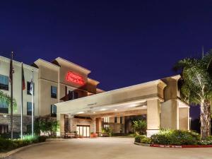 un bâtiment d'hôtel avec un palmier en face dans l'établissement Hampton Inn and Suites Lake Jackson-Clute, à Clute