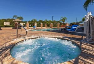 a hot tub in the middle of a swimming pool at Hampton Inn and Suites Lake Jackson-Clute in Clute