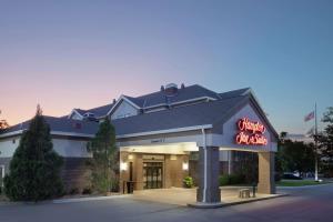 un hotel con un cartel en la parte delantera en Hampton Inn & Suites Kansas City-Merriam, en Merriam