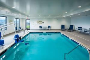 - une piscine d'eau bleue dans un bâtiment dans l'établissement Hampton Inn Lewiston, ID, à Lewiston