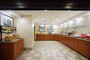 un restaurante de comida rápida con una línea de buffet en una cafetería en Hampton Inn & Suites Kansas City-Merriam, en Merriam