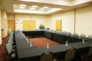 una sala de conferencias con una mesa larga con copas de vino en Hampton Inn & Suites Kansas City-Merriam, en Merriam