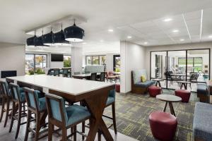 a dining room with a large table and chairs at Hampton Inn Milwaukee Brookfield in Brookfield