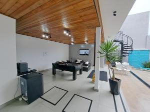 uma grande sala de estar com uma mesa de bilhar em Hospedaria da Barra BC no Balneário Camboriú