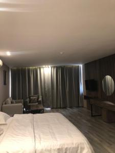 a hotel room with a bed and a television at حياة أبها للشقق الفندقية سابقاً in Abha