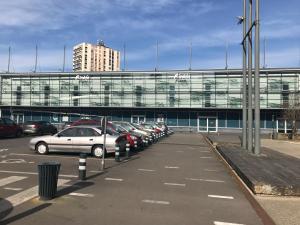 um parque de estacionamento com carros estacionados em frente a um edifício em Big flat Brest em Brest