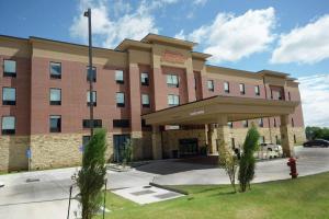 un edificio con una boca de incendios delante de él en Hampton Inn & Suites Oklahoma City/Quail Springs en Oklahoma City