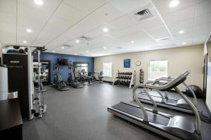 een fitnessruimte met loopbanden en crosstrainers bij Hampton Inn & Suites Oklahoma City/Quail Springs in Oklahoma City