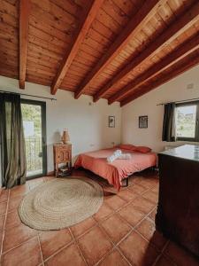 La casa de la masia في Susqueda: غرفة نوم فيها سرير وطاولة فيها