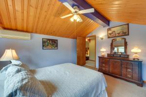 1 dormitorio con ventilador de techo y espejo en Lush Lander Apartment with Sunroom, Sauna and Grill!, en Lander