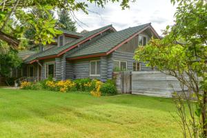 ein Haus mit einem Hof davor in der Unterkunft Lush Lander Apartment with Sunroom, Sauna and Grill! in Lander