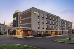 a hotel building with a parking lot in front of it at Home2 Suites By Hilton Warminster Horsham in Warminster