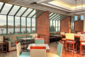 un ristorante con ampie finestre, tavoli e sedie di Hampton Inn Richland-Tri Cities a Richland