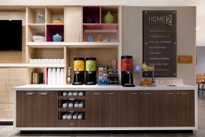 Home2 Suites By Hilton Redding的厨房或小厨房