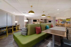 Home2 Suites By Hilton Redding的休息区