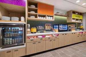 Home2 Suites By Hilton Redding的厨房或小厨房