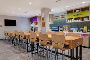 Home2 Suites By Hilton Redding的电视和/或娱乐中心