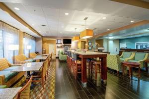 a restaurant with tables and chairs and a bar at Hampton Inn Pine Grove in Pine Grove