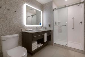 Home2 Suites By Hilton Redding的一间浴室