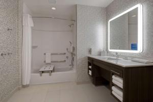 Home2 Suites By Hilton Redding的一间浴室
