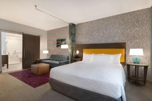 Home2 Suites By Hilton Redding客房内的一张或多张床位
