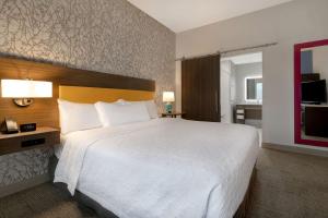 Home2 Suites By Hilton Redding客房内的一张或多张床位
