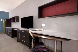 Home2 Suites By Hilton Redding的电视和/或娱乐中心