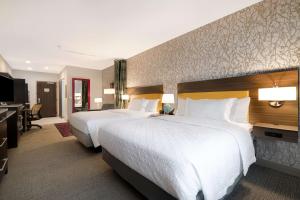 Home2 Suites By Hilton Redding客房内的一张或多张床位