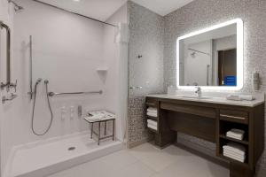 Home2 Suites By Hilton Redding的一间浴室