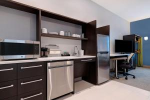 Home2 Suites By Hilton Redding的厨房或小厨房