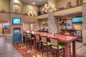 une grande salle à manger avec une grande table et des chaises dans l'établissement Hampton Inn & Suites Rifle, à Rifle