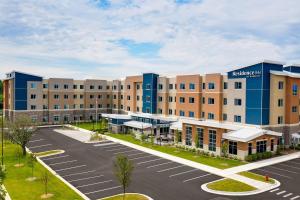 een foto van een ziekenhuis met een parkeerplaats bij Residence Inn by Marriott Detroit Farmington Hills in Farmington Hills