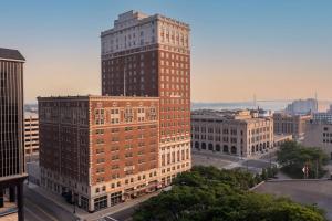 un grand bâtiment au milieu d'une ville dans l'établissement DoubleTree Suites by Hilton Hotel Detroit Downtown - Fort Shelby, à Detroit