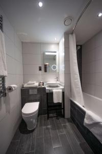 La salle de bains est pourvue de toilettes, d'un lavabo et d'une baignoire. dans l'établissement Best Western Abbots Barton Hotel, à Canterbury