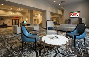 um átrio com cadeiras e uma sala de espera em DoubleTree Suites by Hilton Hotel Detroit Downtown - Fort Shelby em Detroit