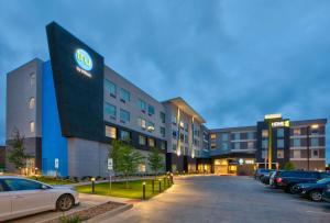 威奇托福尔斯Tru By Hilton Wichita Falls, Tx的一栋建筑，停车场里停着一辆车