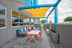 Tru By Hilton Wichita Falls, Tx في ويتشيتا فولز: فناء على طاولة وكراسي في مبنى