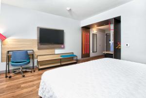 1 dormitorio con 1 cama, escritorio y TV en Tru By Hilton Wichita Falls, Tx, en Wichita Falls