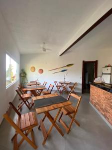 阿拉薩奇巴海灘的住宿－Casa Caiçara，一组木桌和椅子