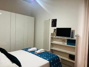 una piccola camera da letto con un letto e una TV di Sweet Life House Rome Cavour a Roma