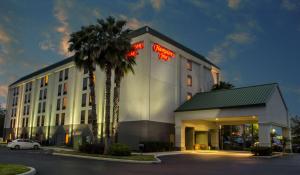 un hôtel avec un panneau sur son côté dans l'établissement Hampton Inn Tampa-Veterans Expressway, à Tampa