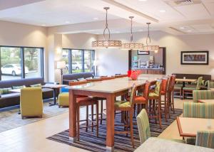 - une salle à manger avec une table et des chaises dans l'établissement Hampton Inn Tampa-Veterans Expressway, à Tampa