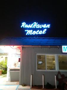una señal de recuperación de Marruecos en la parte superior de un restaurante en Rest Haven Motel en Los Ángeles