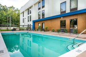 a swimming pool in front of a building at Hampton Inn Waldorf in Waldorf