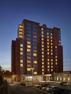 un grand bâtiment avec des voitures garées dans un parking dans l'établissement Homewood Suites by Hilton Halifax - Downtown, à Halifax