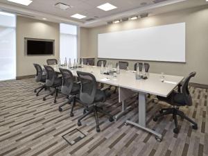 uma sala de conferências com uma longa mesa e cadeiras e um quadro branco em Homewood Suites by Hilton Halifax - Downtown em Halifax