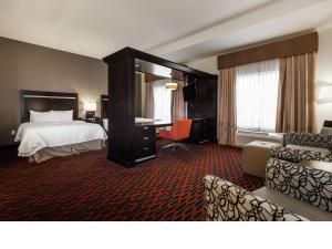 Postel nebo postele na pokoji v ubytování Hampton Inn & Suites by Hilton Lethbridge + 28 fotografií